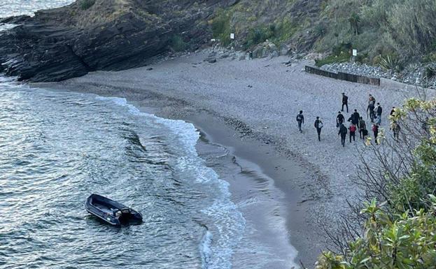 Cruz Roja Atiende En Las últimas Horas A 21 Migrantes Llegados A Benalmádena A Bordo De Dos 7071